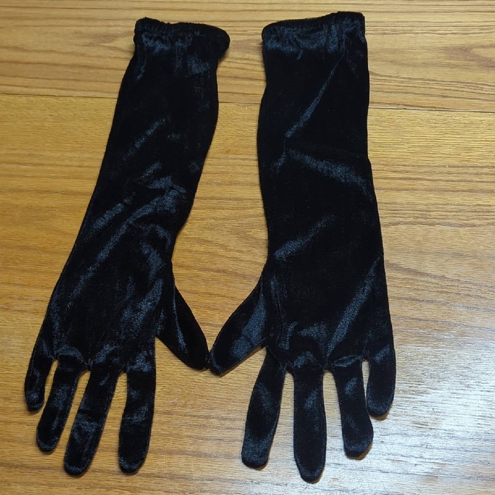 Elegant Black Velvet Gloves - Picture 3 of 4
